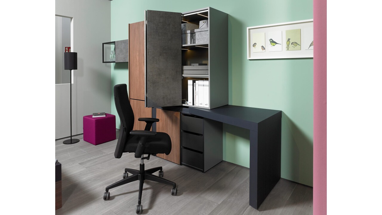 Auf minimaler Fläche befindet sich perfekt organisierter Stauraum mit Regalfächern und Schubkästen für die Büromaterialien.