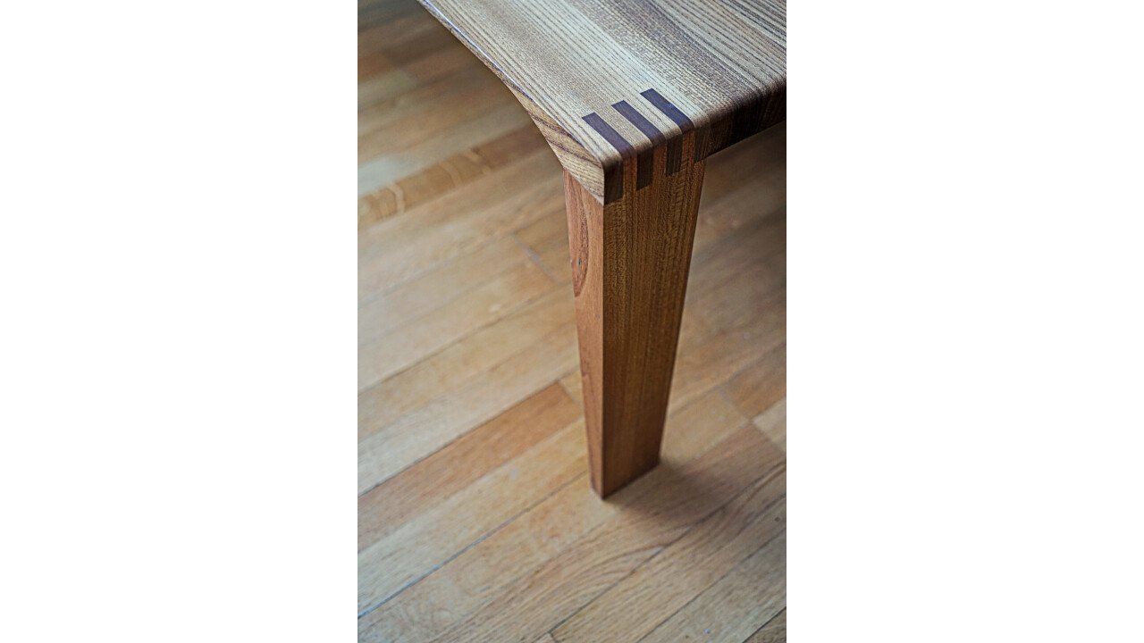 Fingerzinken verbinden das Tischbein mit der massiven Tischplatte.
