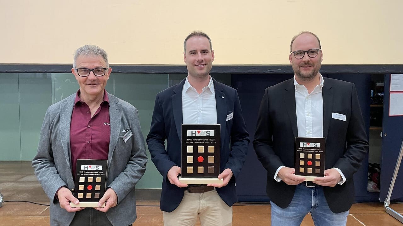 Gagnants des prix (de gauche à droite): Theo Stuber, Swiss Krono AG; Michael Herzog, Herzog-Elmiger AG sowie Tobias Scherg, Roser AG