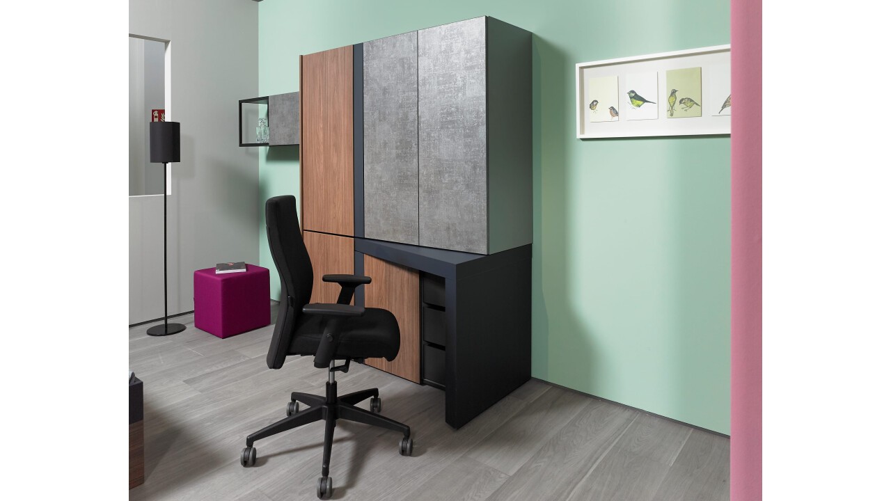 Auf minimaler Fläche befindet sich perfekt organisierter Stauraum mit Regalfächern und Schubkästen für die Büromaterialien.